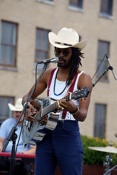DSC03294texasmusicoffice-rawdenoise-sharpen-face