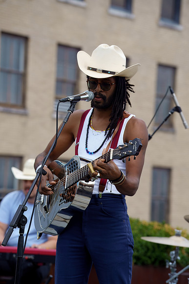 DSC03296texasmusicoffice-rawdenoise-sharpen-face