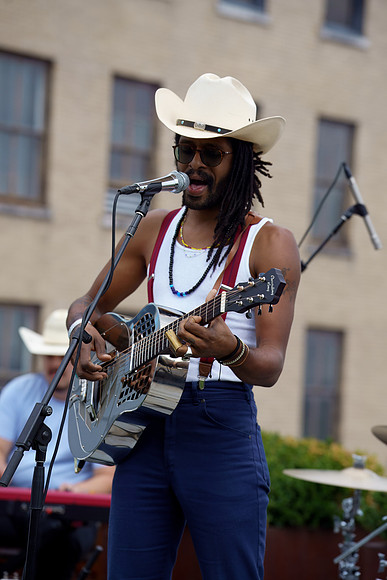 DSC03299texasmusicoffice-rawdenoise-sharpen-face
