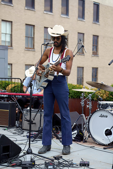 DSC03314texasmusicoffice-rawdenoise-sharpen-face