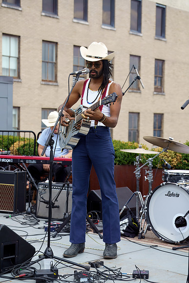 DSC03315texasmusicoffice-rawdenoise-sharpen-face
