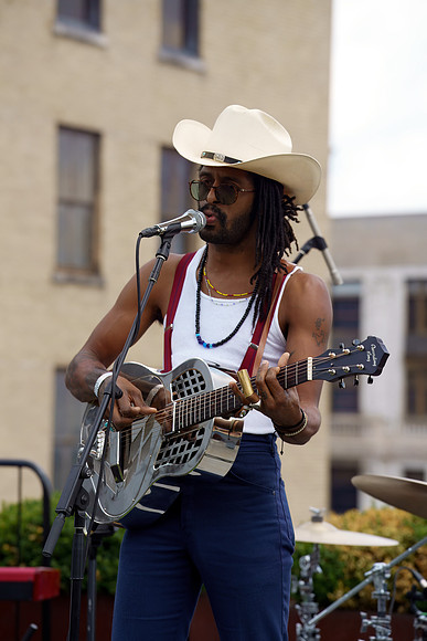 DSC03348texasmusicoffice-rawdenoise-sharpen-face