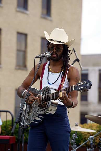DSC03353texasmusicoffice-rawdenoise-sharpen-face