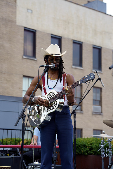DSC03390texasmusicoffice-rawdenoise-sharpen-face