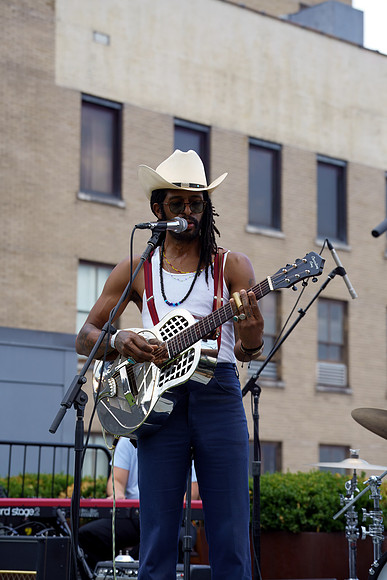 DSC03391texasmusicoffice-rawdenoise-sharpen-face