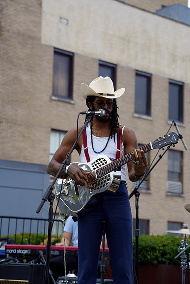 DSC03393texasmusicoffice-rawdenoise-sharpen-face