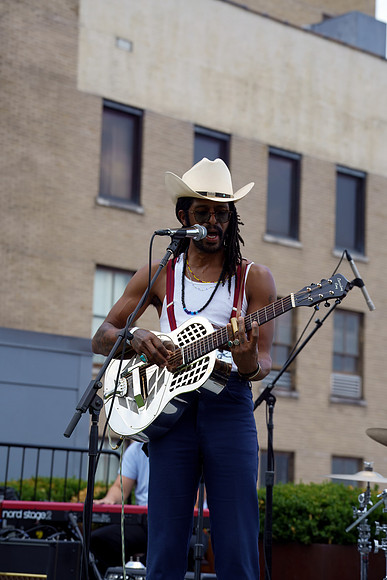 DSC03395texasmusicoffice-rawdenoise-sharpen-face