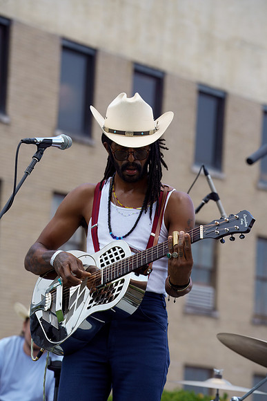 DSC03410texasmusicoffice-rawdenoise-sharpen-face