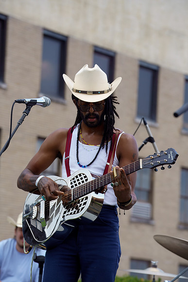 DSC03411texasmusicoffice-rawdenoise-sharpen-face