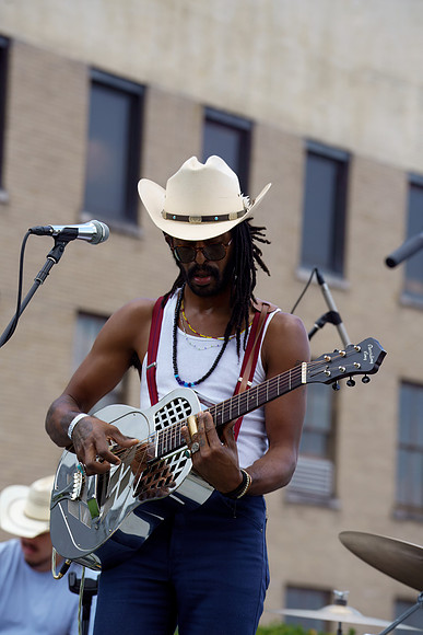DSC03415texasmusicoffice-rawdenoise-sharpen-face
