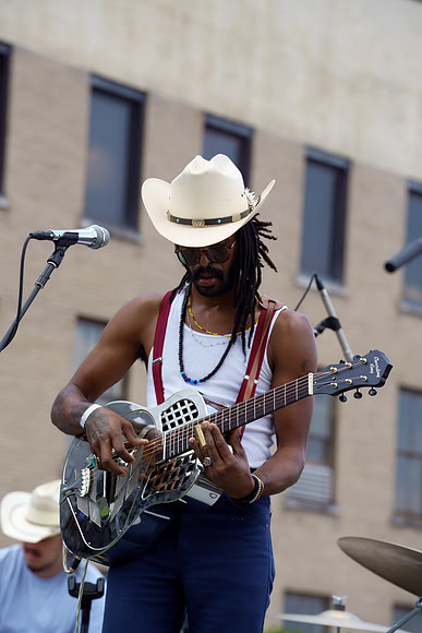 DSC03419texasmusicoffice-rawdenoise-sharpen-face