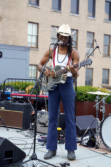 DSC03420texasmusicoffice-rawdenoise-sharpen-face