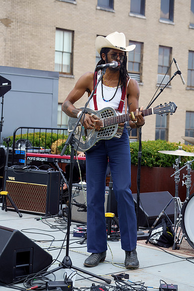 DSC03423texasmusicoffice-rawdenoise-sharpen-face