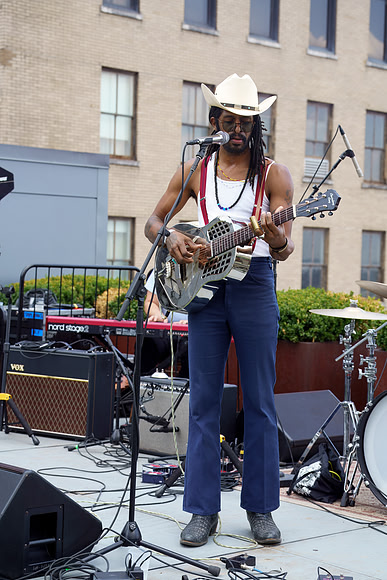 DSC03432texasmusicoffice-rawdenoise-sharpen-face