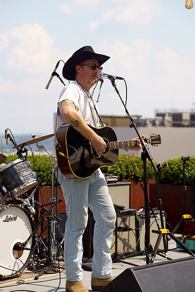 DSC03590texasmusicoffice-rawdenoise-sharpen-face