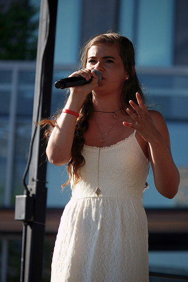IMG_0037IdolsTysonsPlaza-rawdenoise-sharpen-face