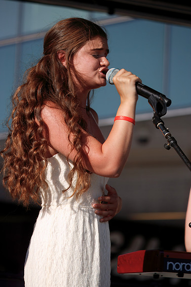 IMG_0047IdolsTysonsPlaza-rawdenoise-sharpen-face